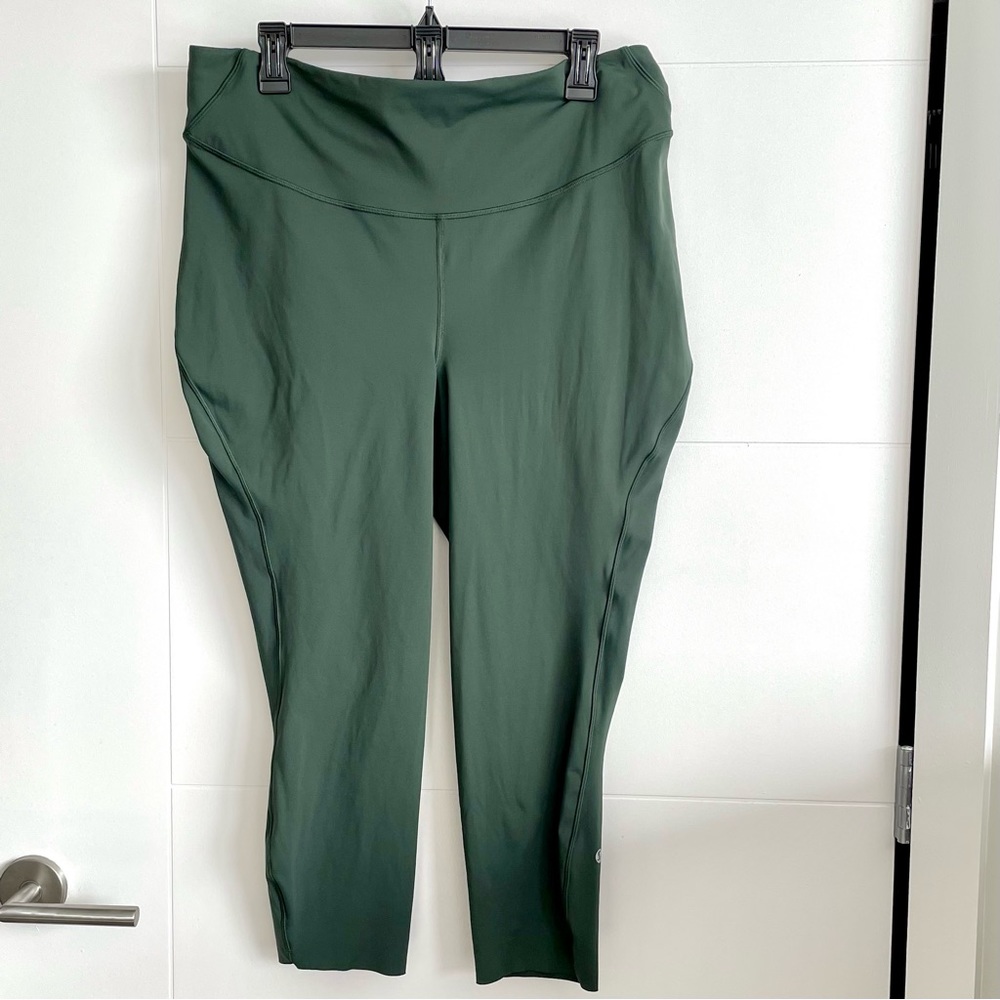 💚Lululemon leggings 23” Base Pace Hugh-Rise crop